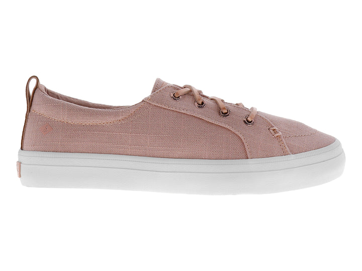 Tenis Sperry de color rosa con suela blanca y cordones, fabricados en tela de lino.