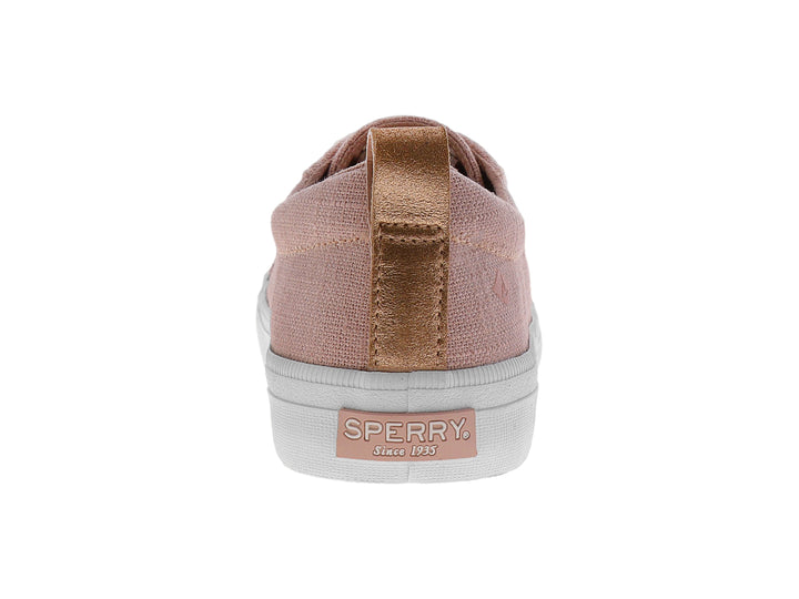 Tenis Sperry de color rosa con suela blanca y cordones, fabricados en tela de lino.