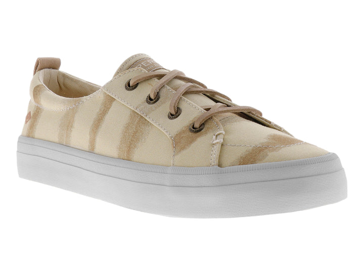 Tenis Sperry color taupe con diseño de rayas verticales y suela blanca.