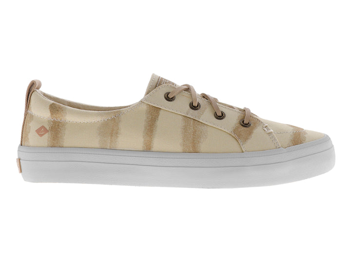 Tenis Sperry color taupe con diseño de rayas verticales y suela blanca.