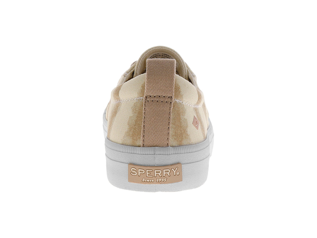 Tenis Sperry color taupe con diseño de rayas verticales y suela blanca.