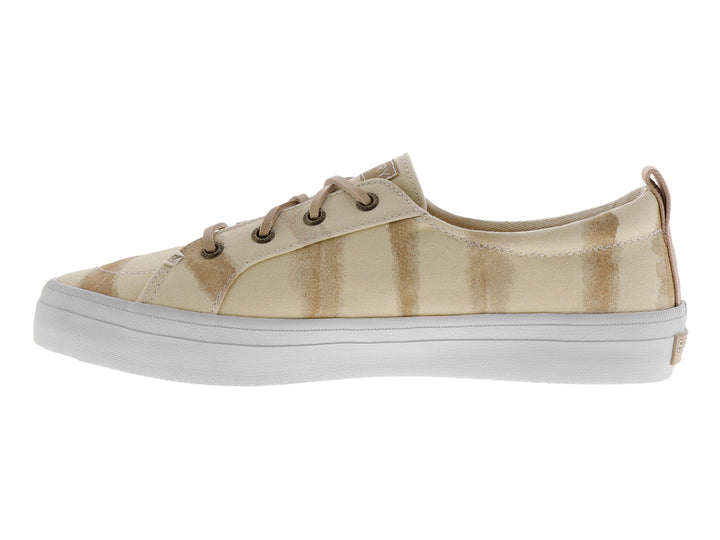 Tenis Sperry color taupe con diseño de rayas verticales y suela blanca.