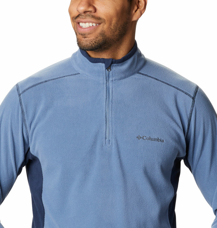 Sudadera Columbia half-zip en colores azul claro y azul marino.