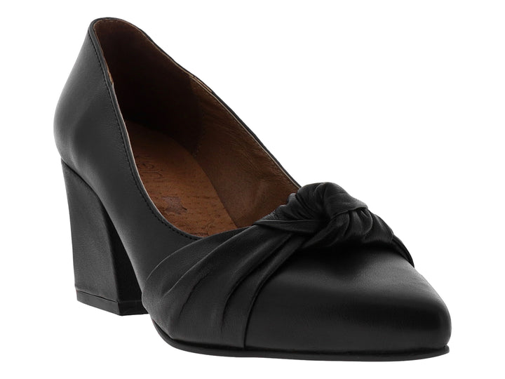 Zapato de tacón cuadrado color negro con detalle de nudo decorativo en la parte frontal.