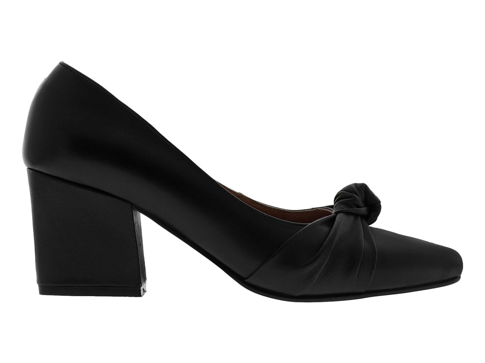 Zapato de tacón cuadrado color negro con detalle de nudo decorativo en la parte frontal.