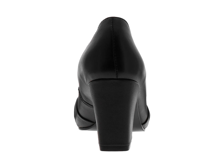 Zapato de tacón cuadrado color negro con detalle de nudo decorativo en la parte frontal.