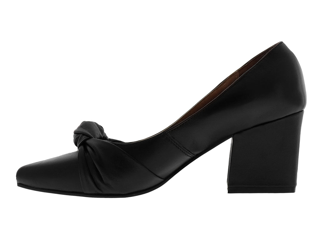 Zapato de tacón cuadrado color negro con detalle de nudo decorativo en la parte frontal.