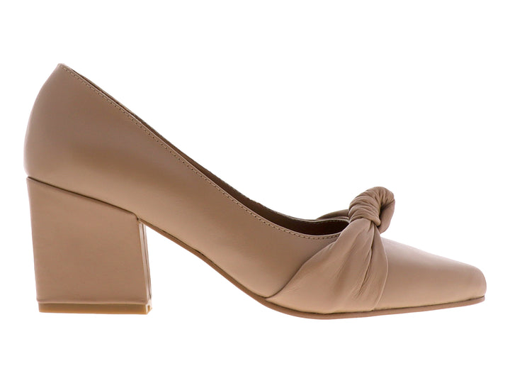 Zapato de tacón grueso color nude con detalle de nudo decorativo en la parte frontal.