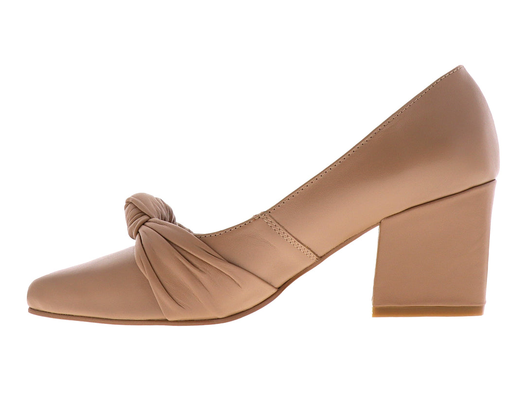 Zapato de tacón grueso color nude con detalle de nudo decorativo en la parte frontal.