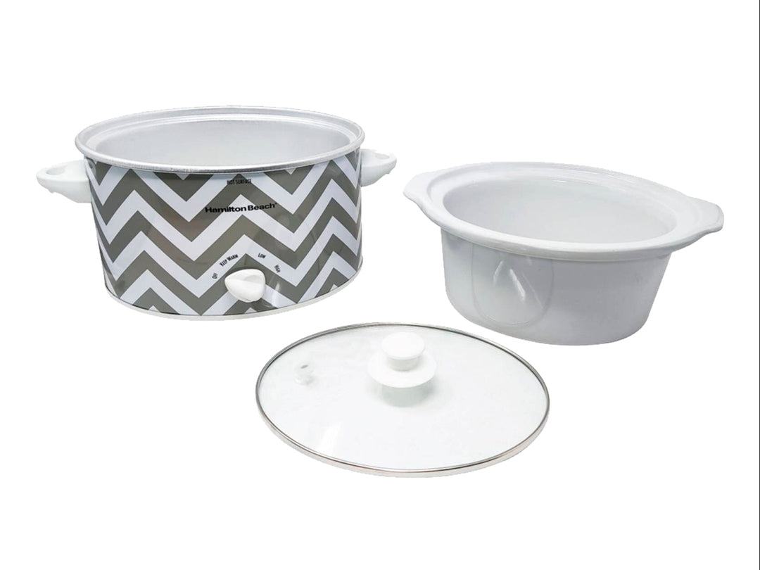 Olla de cocción lenta Hamilton Beach blanca con diseño de zig-zag gris y tapa de vidrio transparente.