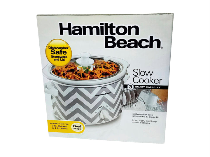 Olla de cocción lenta Hamilton Beach blanca con diseño de zig-zag gris y tapa de vidrio transparente.