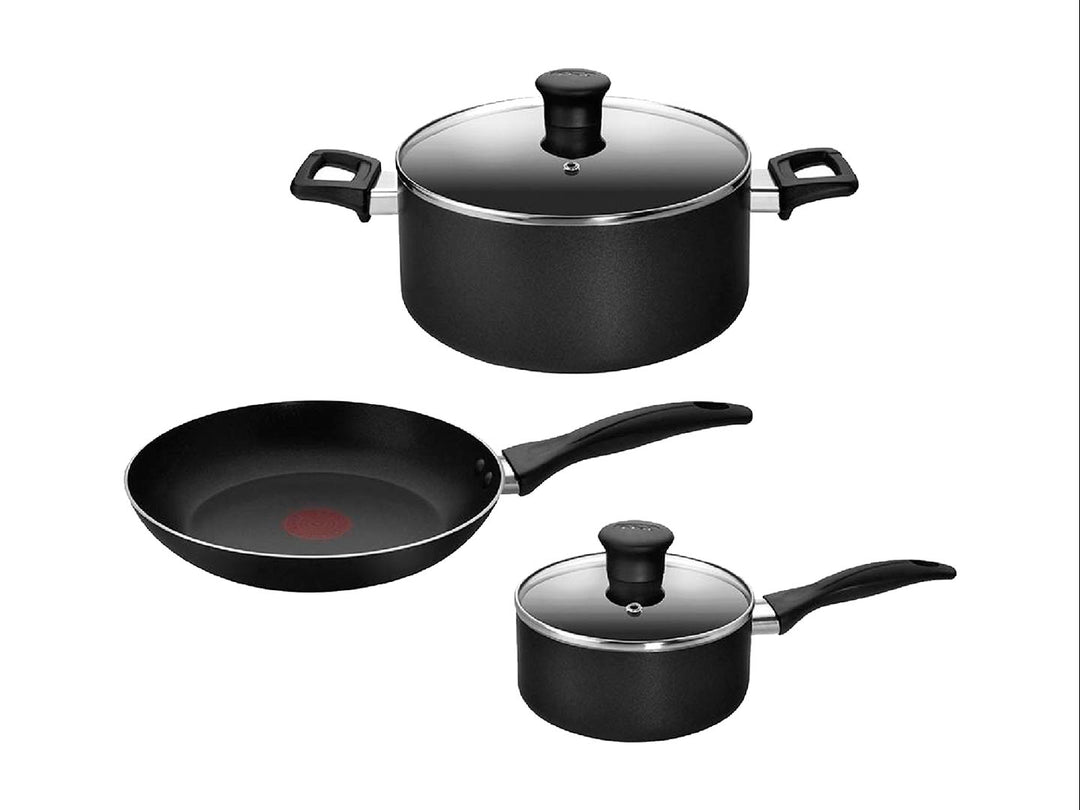 Batería de cocina T-FAL de 5 piezas en color negro, incluye olla, sartén y cazo con tapas de vidrio.