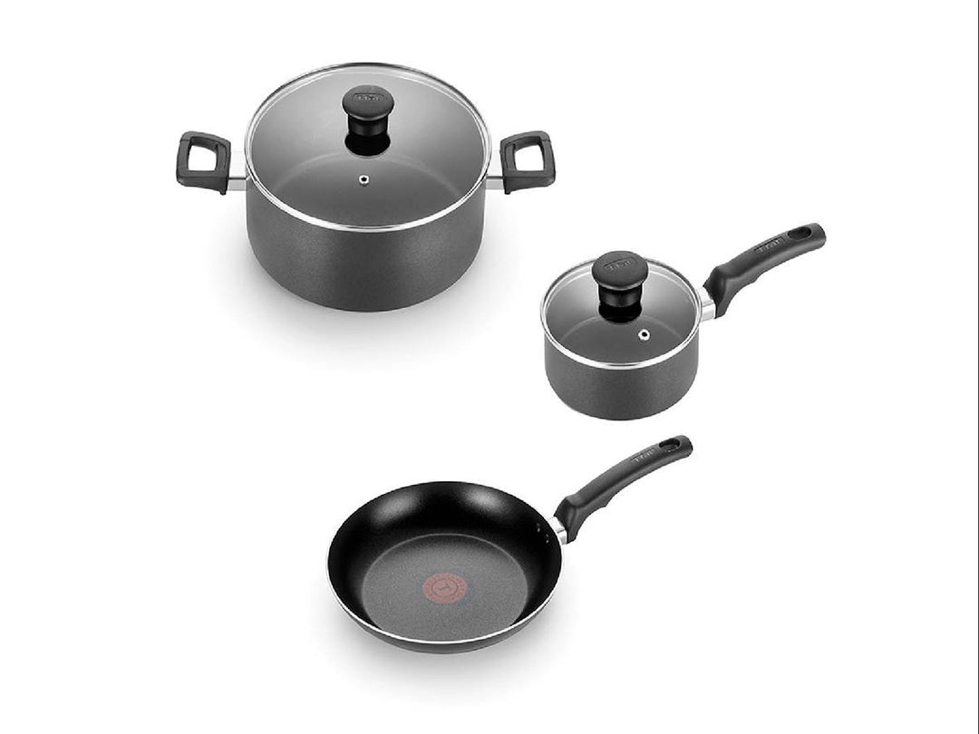 Batería de cocina T-FAL de 5 piezas en color negro, incluye olla, sartén y cazo con tapas de vidrio.