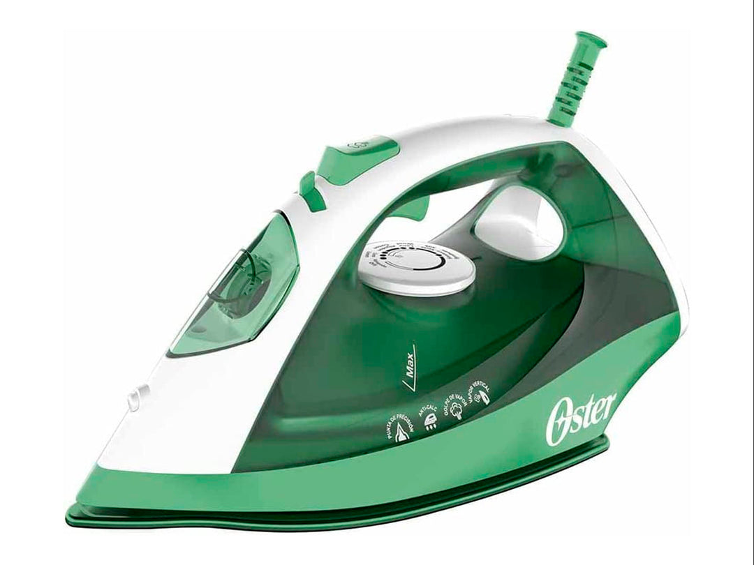 Plancha de vapor Oster en color verde y blanco con suela antiadherente y depósito de agua transparente.