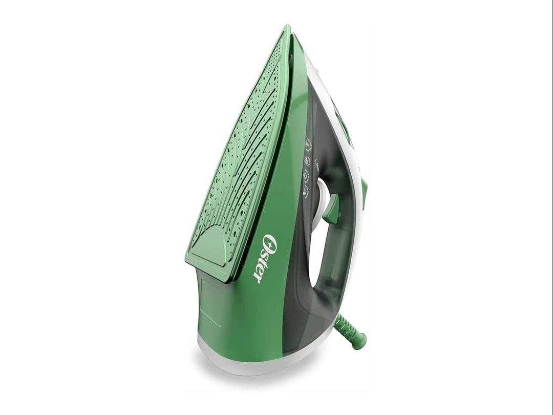 Plancha de vapor Oster en color verde y blanco con suela antiadherente y depósito de agua transparente.
