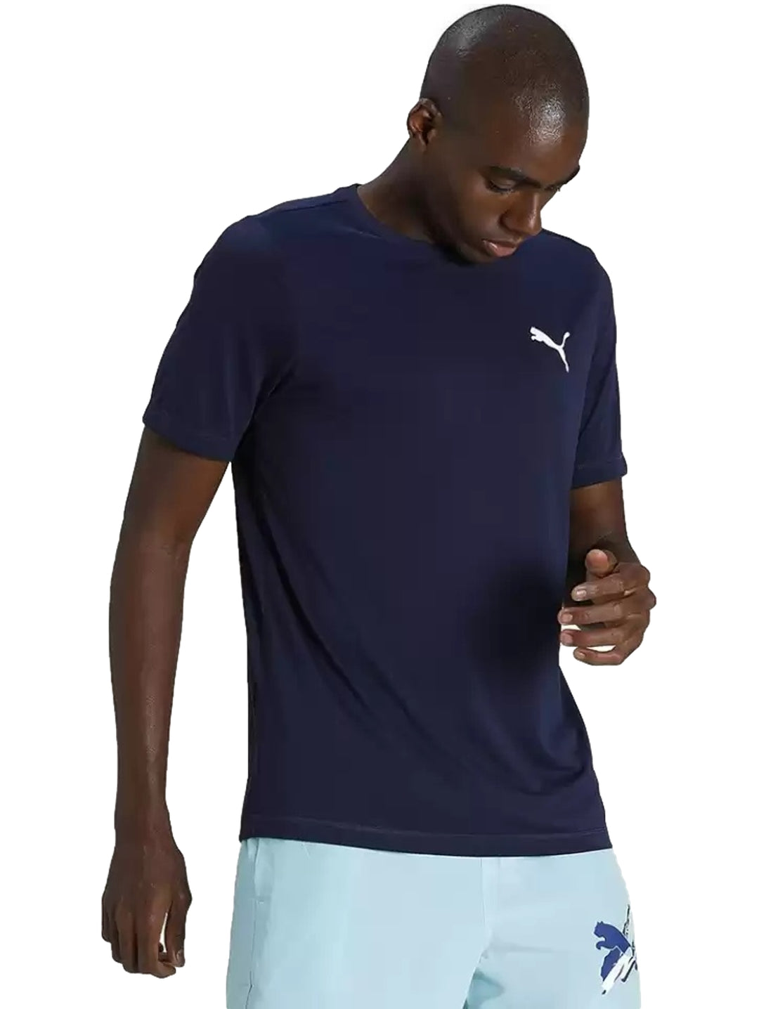 Camiseta deportiva PUMA de color azul marino con logotipo blanco pequeño en el pecho.