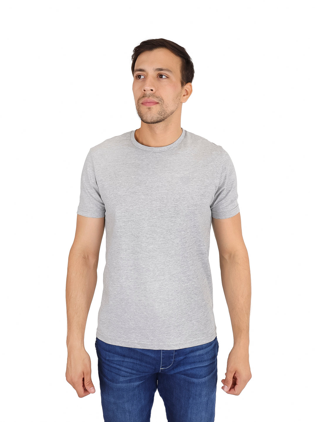 Hombre vistiendo una playera gris jaspe de manga corta y cuello redondo.