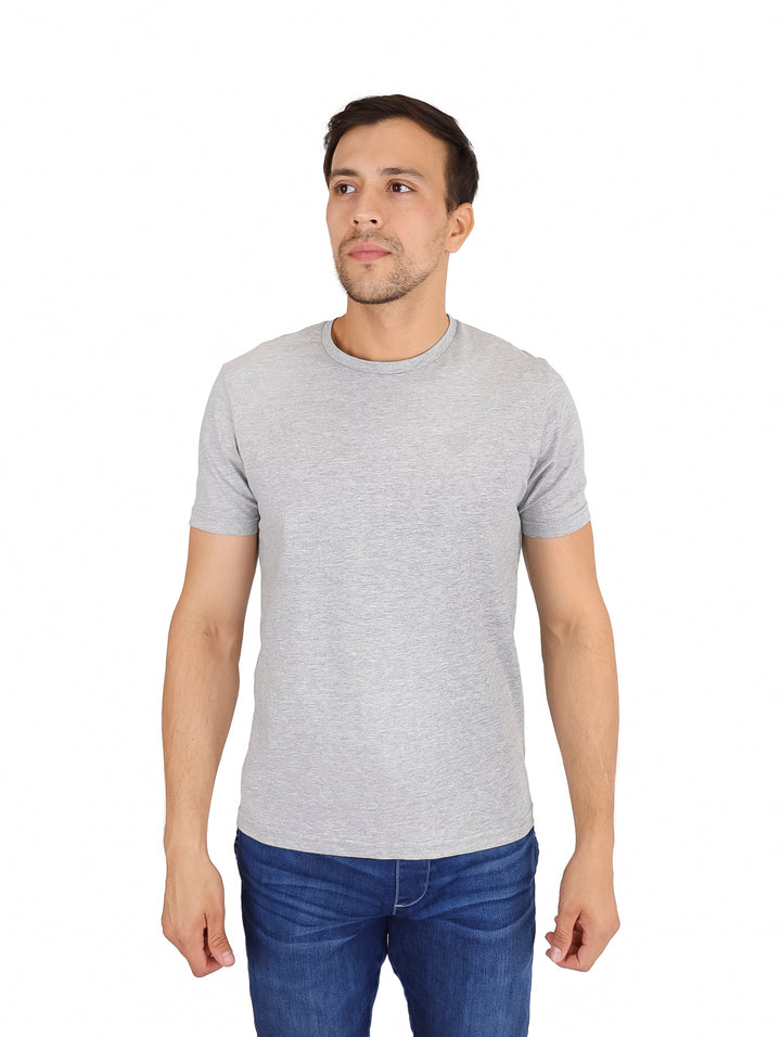 Hombre vistiendo una playera gris jaspe de manga corta y cuello redondo.