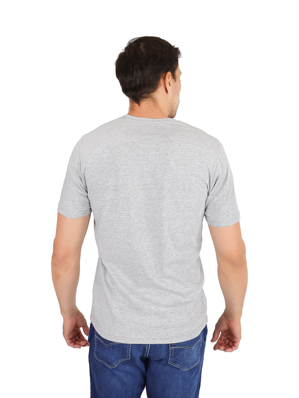 Hombre vistiendo una playera gris jaspe de manga corta y cuello redondo.