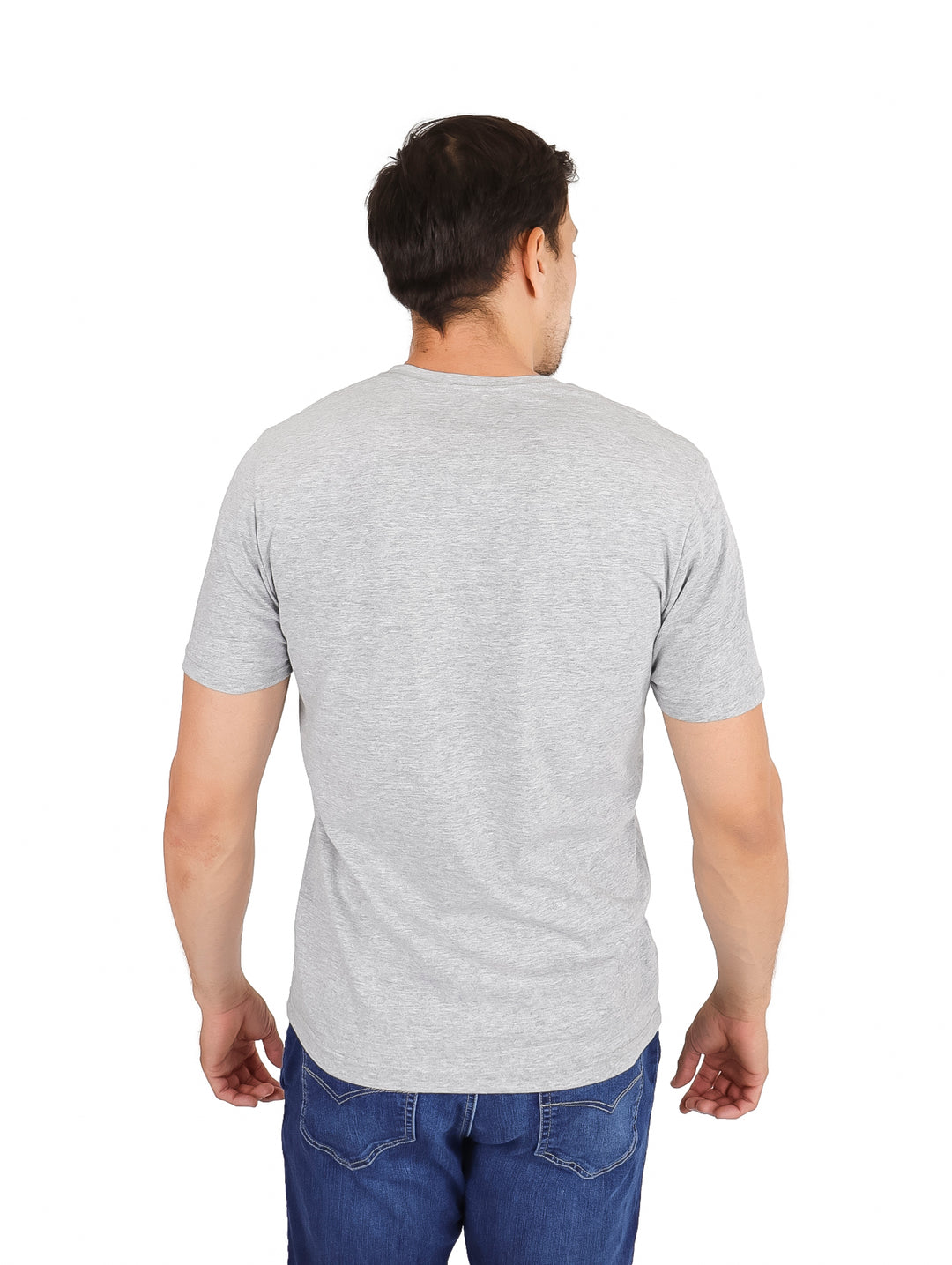 Hombre vistiendo una playera gris jaspe de manga corta y cuello redondo.
