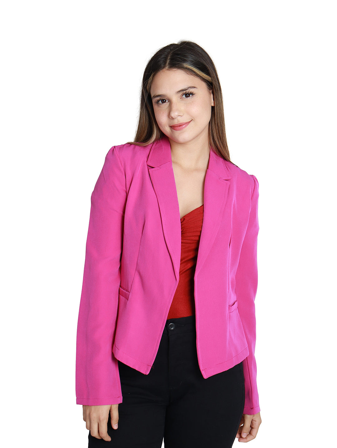 Mujer vistiendo un blazer color fucsia, blusa roja y pantalón negro sobre fondo blanco.