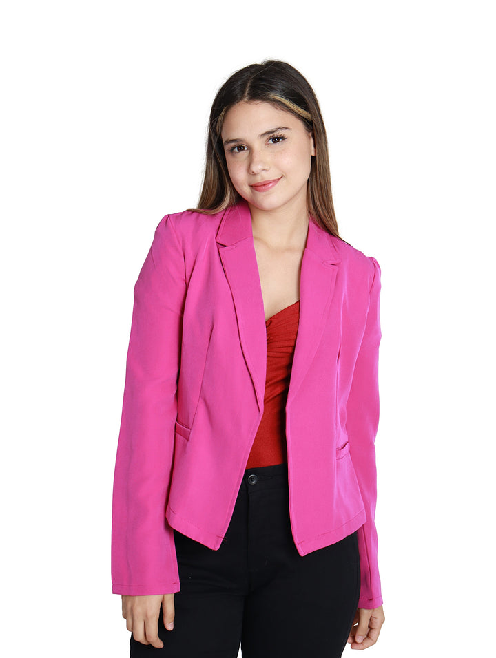 Mujer vistiendo un blazer color fucsia, blusa roja y pantalón negro sobre fondo blanco.