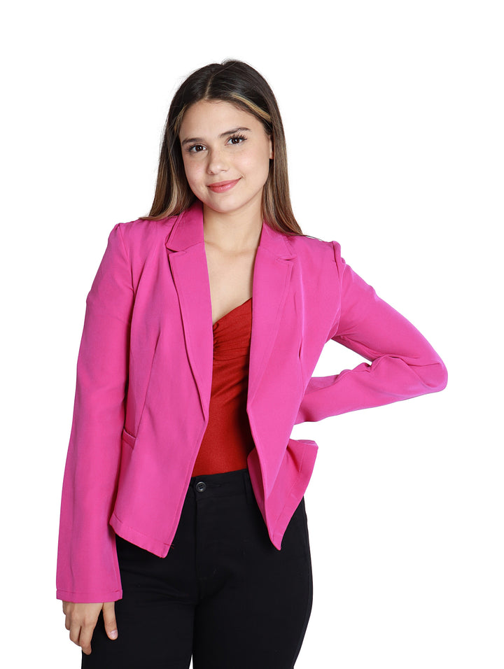 Mujer vistiendo un blazer color fucsia, blusa roja y pantalón negro sobre fondo blanco.
