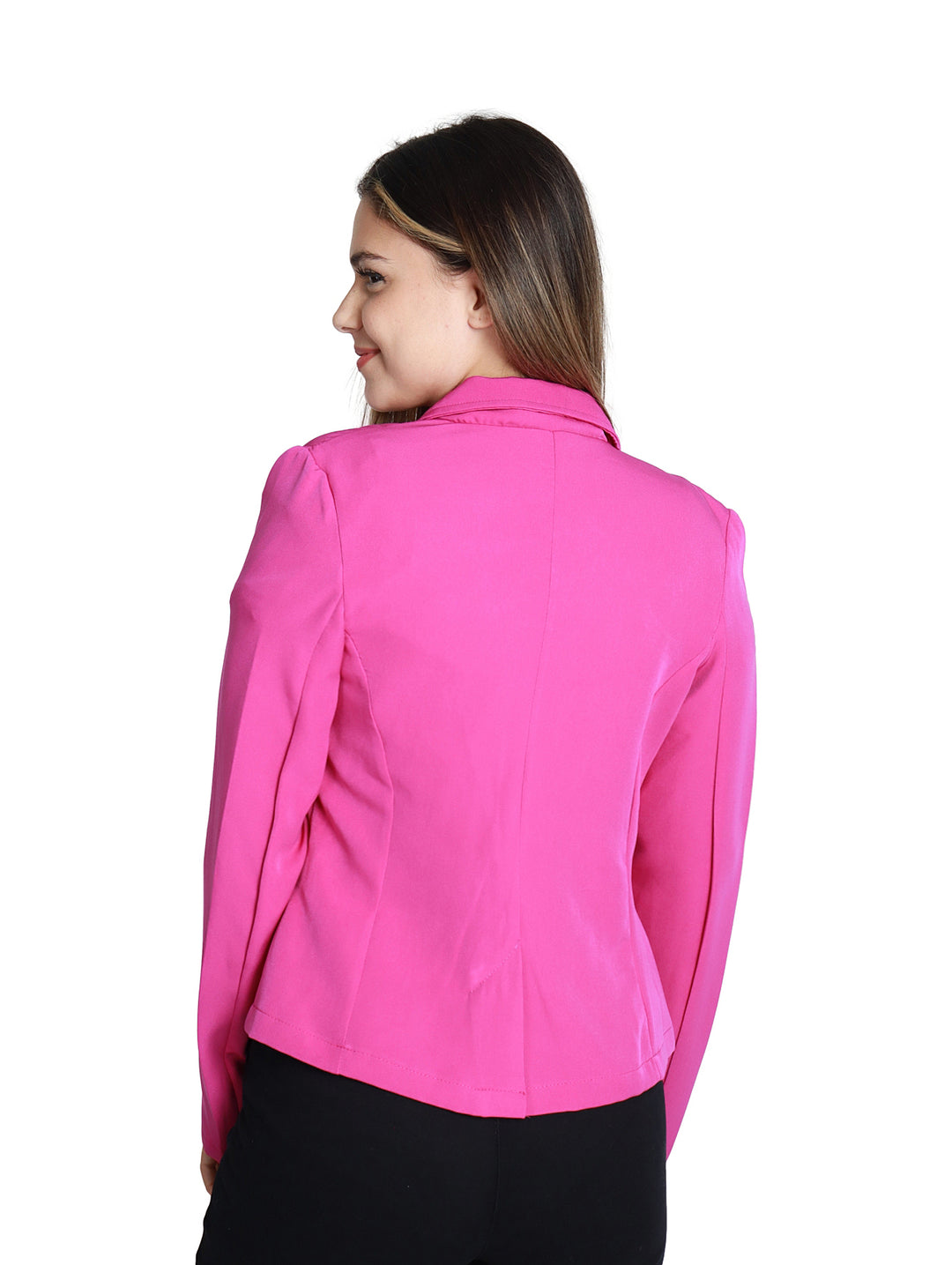 Mujer vistiendo un blazer color fucsia, blusa roja y pantalón negro sobre fondo blanco.