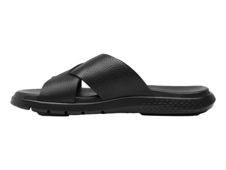 Sandalias Flexi color negro para hombre con diseño de correas cruzadas y suela ergonómica.