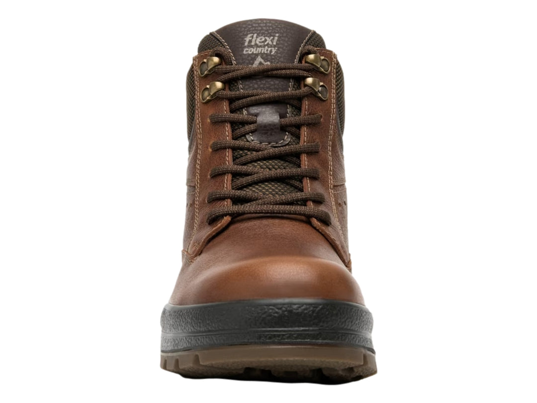 Botín Flexi color tan de cuero con suela negra y cuello textil marrón oscuro.