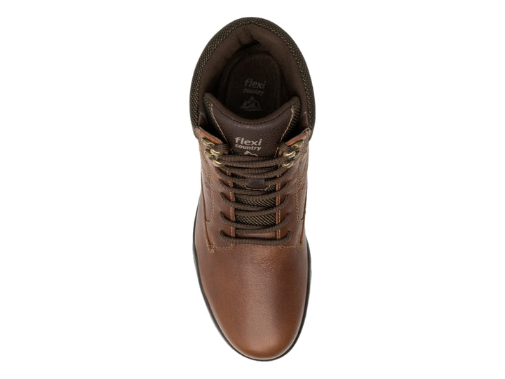 Botín Flexi color tan de cuero con suela negra y cuello textil marrón oscuro.
