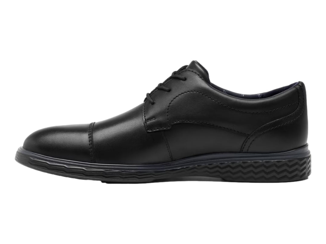 Zapato formal Flexi para hombre en color negro, de cuero liso con agujetas y suela cómoda.