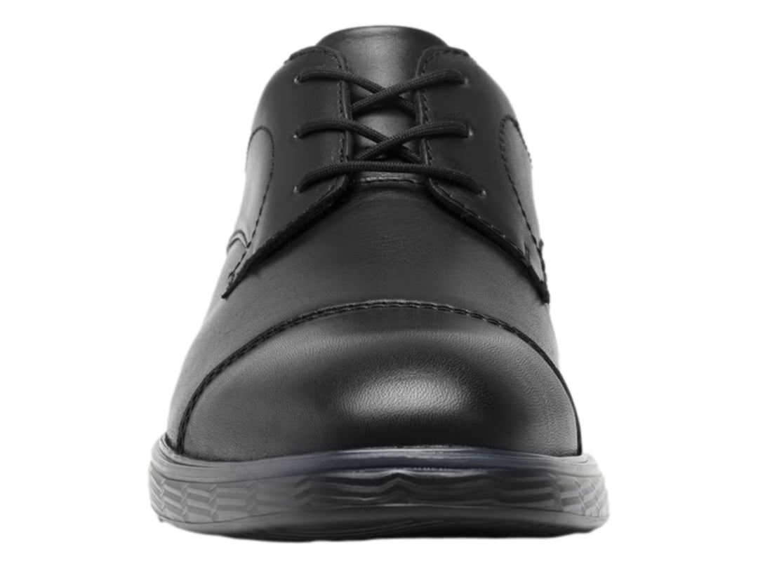 Zapato formal Flexi para hombre en color negro, de cuero liso con agujetas y suela cómoda.