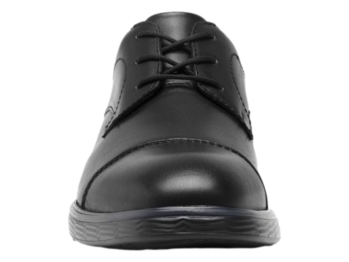 Zapato formal Flexi para hombre en color negro, de cuero liso con agujetas y suela cómoda.