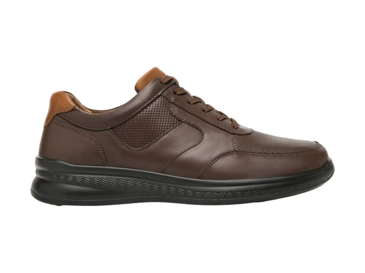Zapato casual Flexi color chocolate con suela negra y detalles perforados en el cuero.