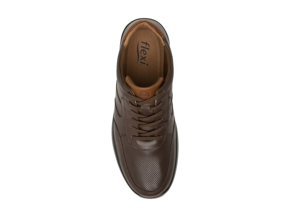 Zapato casual Flexi color chocolate con suela negra y detalles perforados en el cuero.