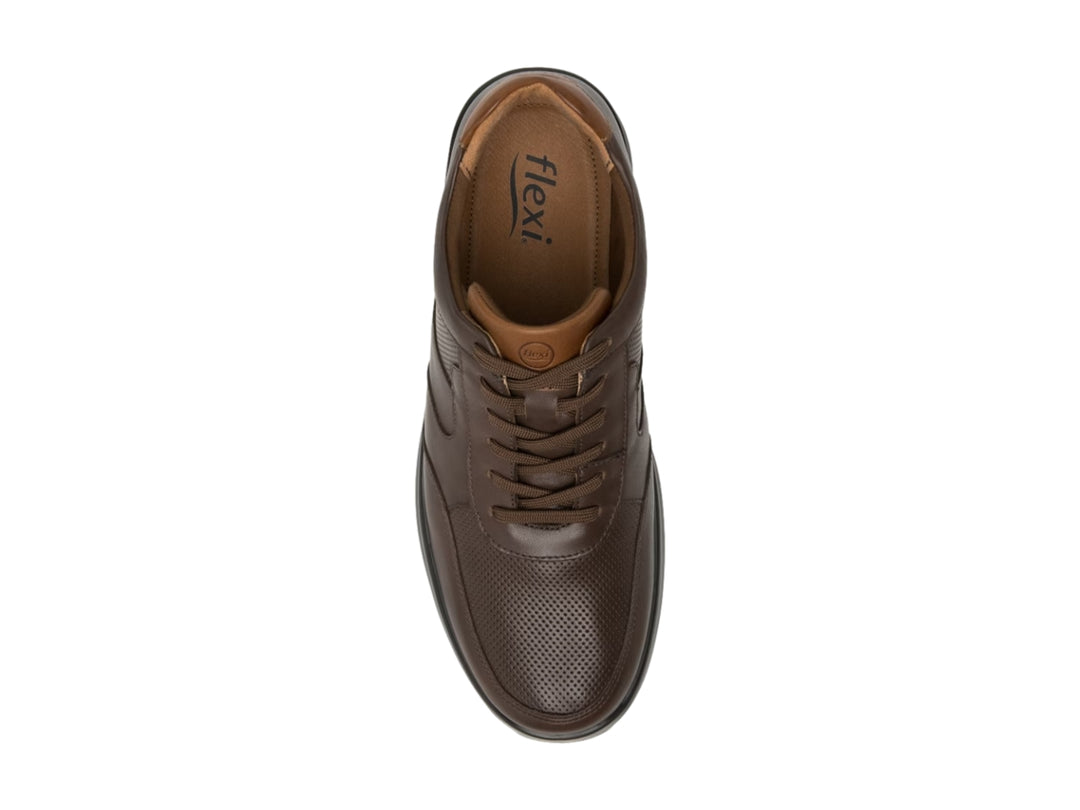 Zapato casual Flexi color chocolate con suela negra y detalles perforados en el cuero.