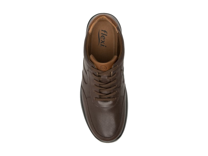 Zapato casual Flexi color chocolate con suela negra y detalles perforados en el cuero.