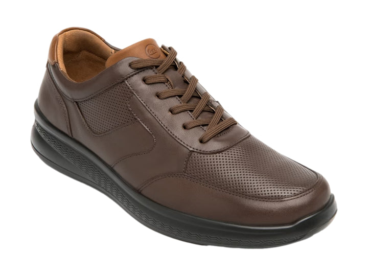 Zapato casual Flexi color chocolate con suela negra y detalles perforados en el cuero.