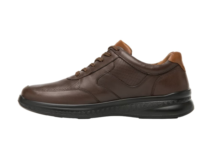 Zapato casual Flexi color chocolate con suela negra y detalles perforados en el cuero.