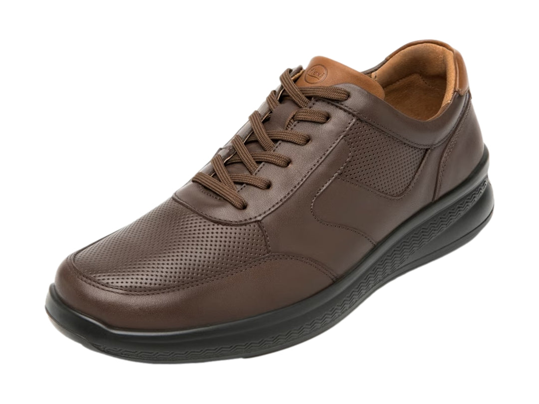 Zapato casual Flexi color chocolate con suela negra y detalles perforados en el cuero.