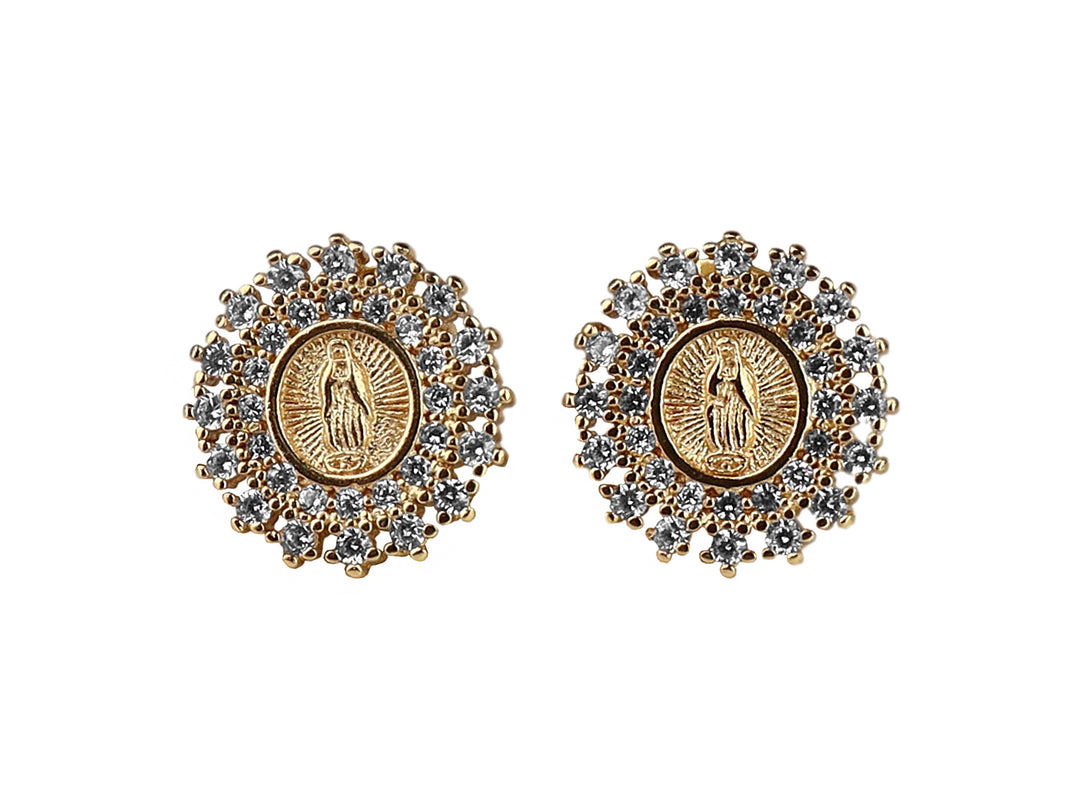 Par de pendientes dorados con imagen central de la Virgen María y borde de cristales brillantes.