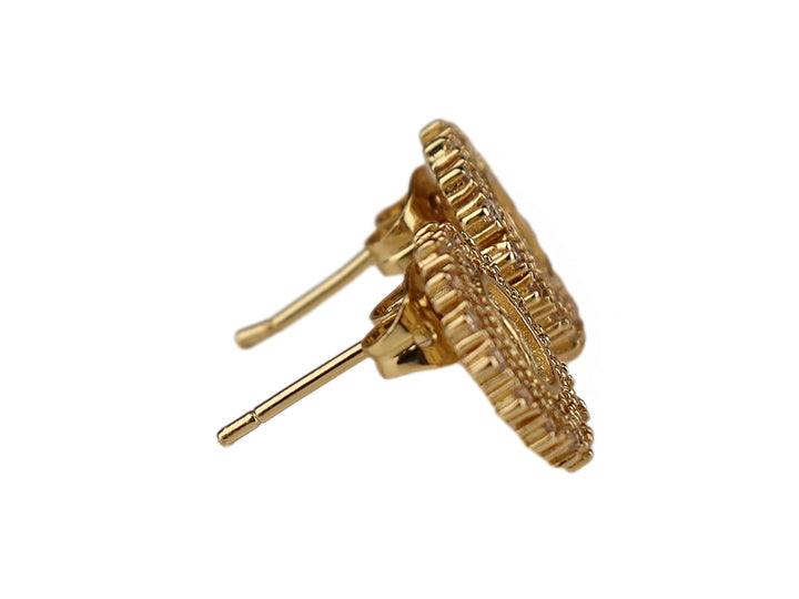Par de pendientes dorados con imagen central de la Virgen María y borde de cristales brillantes.