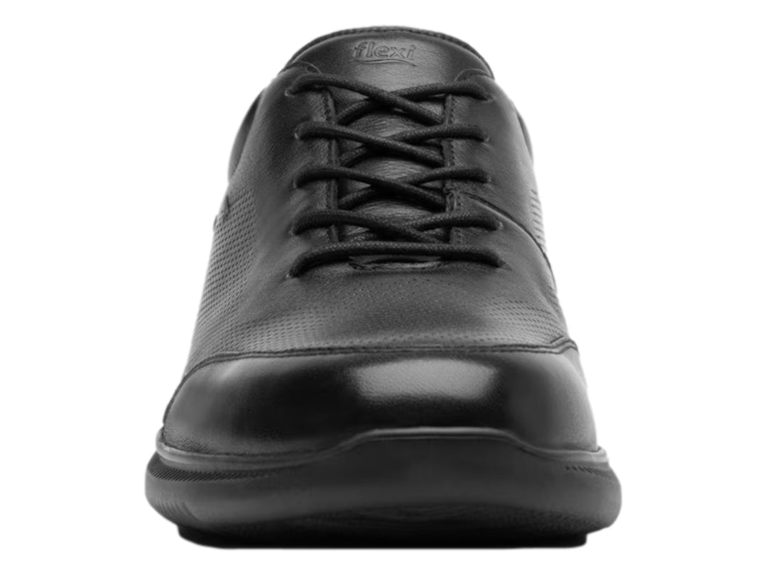 Zapato casual Flexi color negro para hombre con acabado en cuero perforado y suela cómoda.