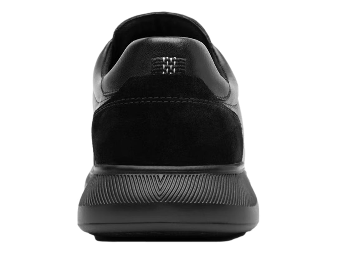 Zapato casual Flexi color negro para hombre con acabado en cuero perforado y suela cómoda.
