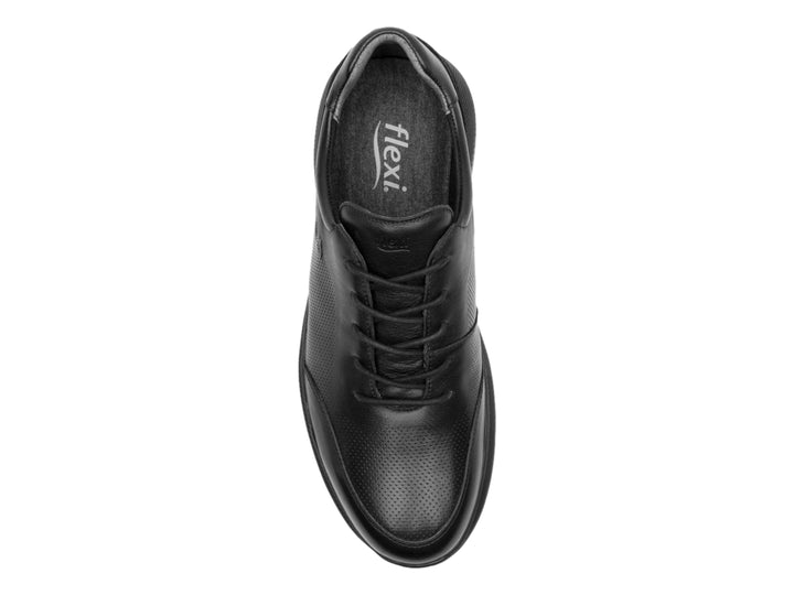 Zapato casual Flexi color negro para hombre con acabado en cuero perforado y suela cómoda.