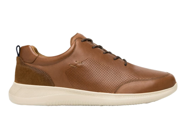 Zapato casual Flexi color café tan con detalles perforados y suela blanca.