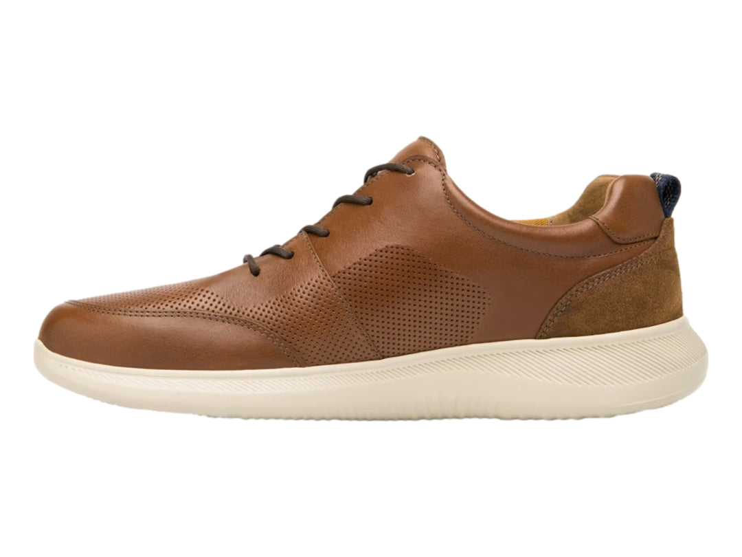 Zapato casual Flexi color café tan con detalles perforados y suela blanca.