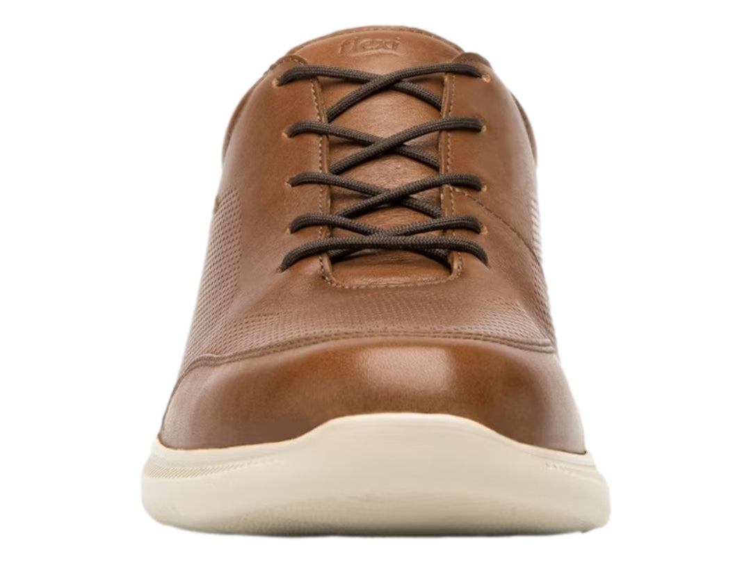 Zapato casual Flexi color café tan con detalles perforados y suela blanca.
