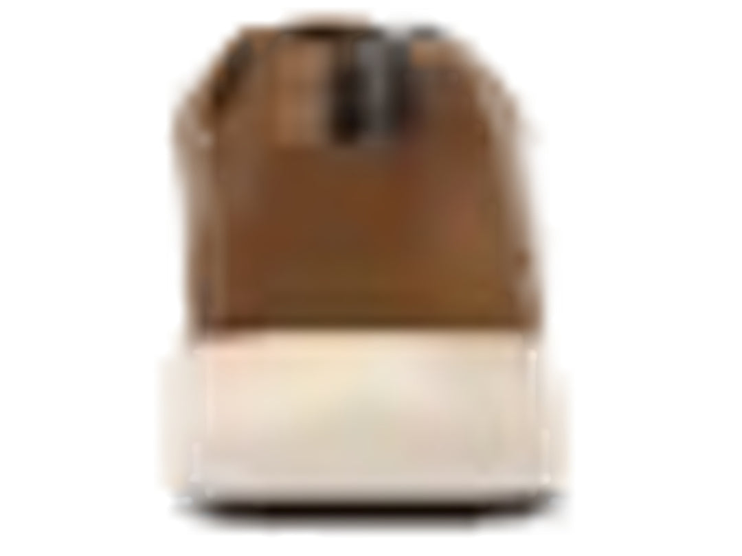 Zapato casual Flexi color café tan con detalles perforados y suela blanca.